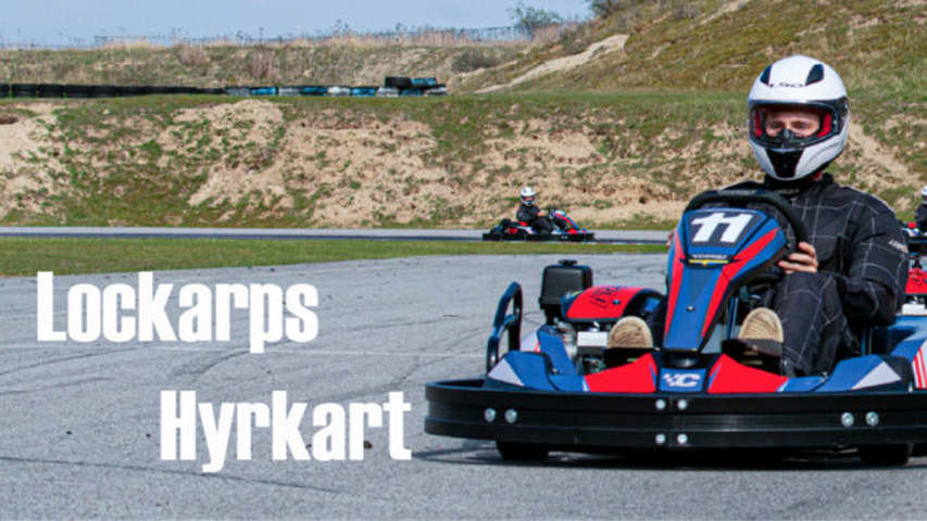 MAK_LockarpsGokart_Intro_start-1030x372 En bartender dekorerar tre cocktails i stora vinglas med is och limeklyftor på en bardisk. Dryckerna har en rödaktig färg och serveras i en livlig bar- eller restaurangmiljö.